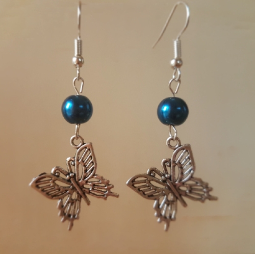 Ohrringchen silberfarbener Schmetterling mit petrolfarbener Perle